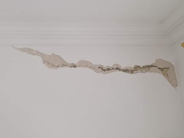 Riss in der Wand verputzen - Plastikgitter entfernen?