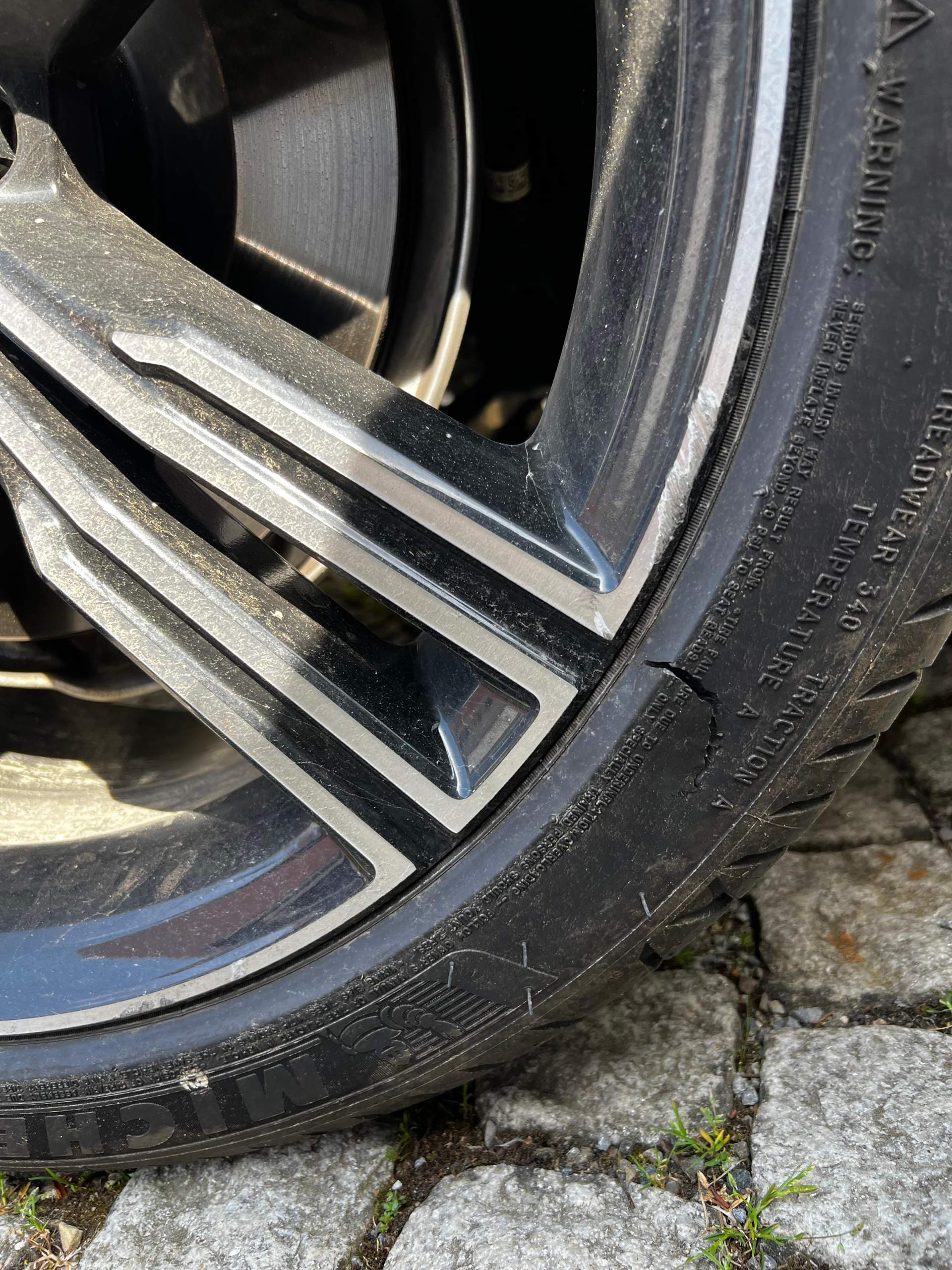 Riss in Reifen, muss Reifen gewechselt werden? (Auto, Auto und