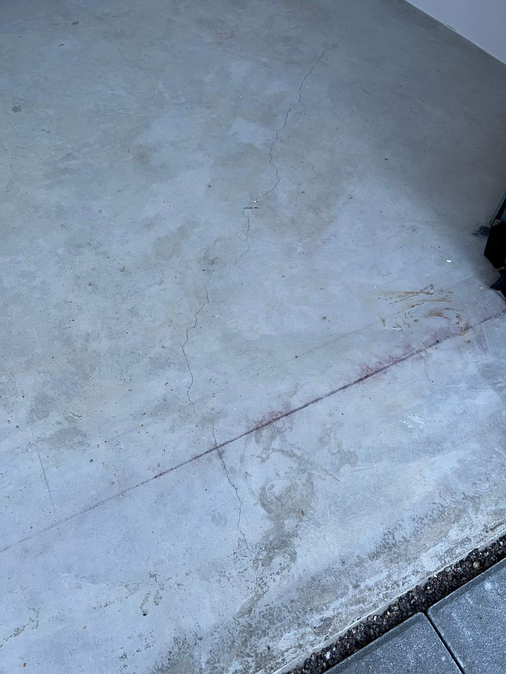 Risse in Bodenplatte Garage normal? (Handwerk, Architektur, heimwerken) Risse in Bodenplatte Garage normal? (Handwerk, Architektur, heimwerken)