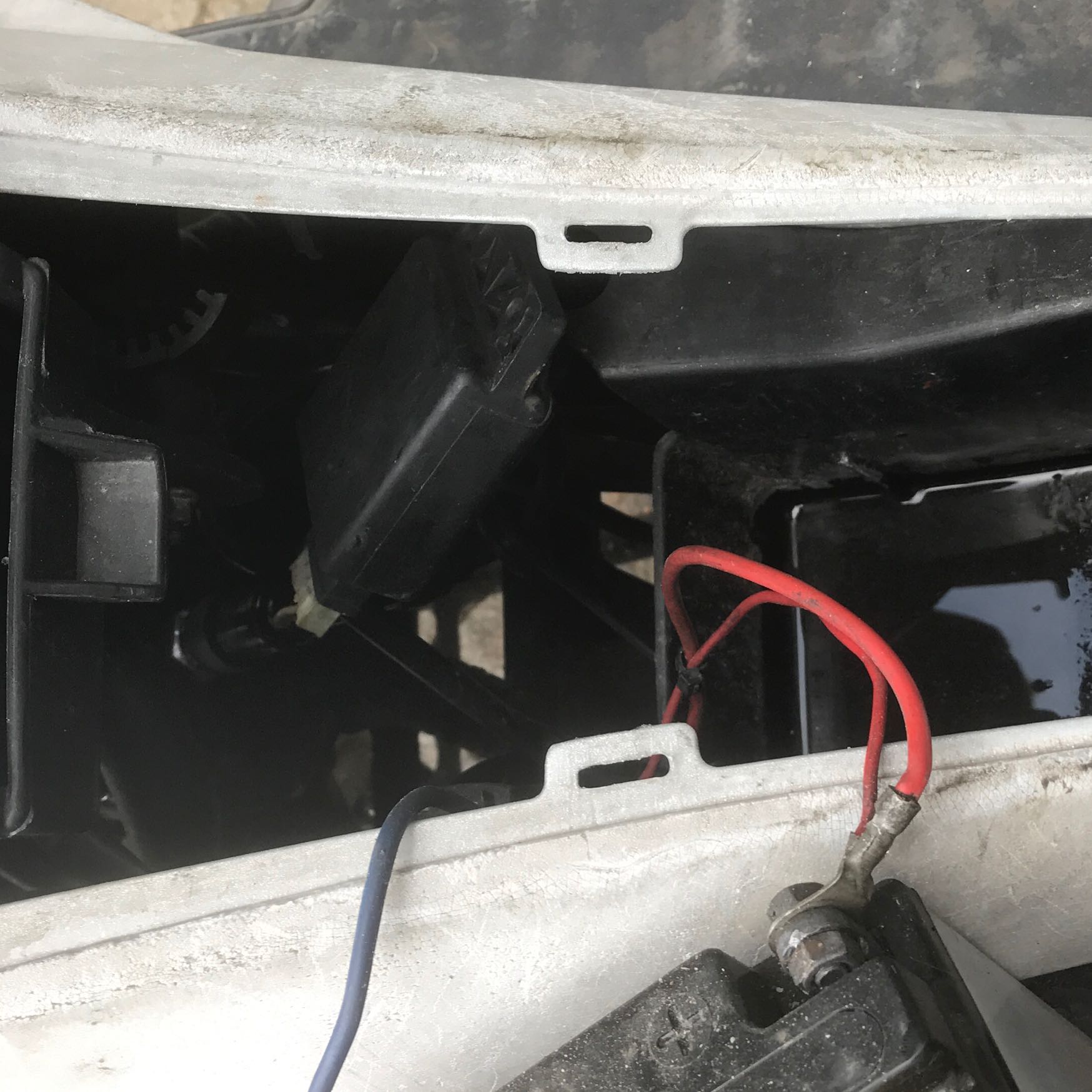 Roller Aprillia SR 50 wo befindet sich das anlassrelais Roller Aprillia SR 50 wo befindet sich das anlassrelais