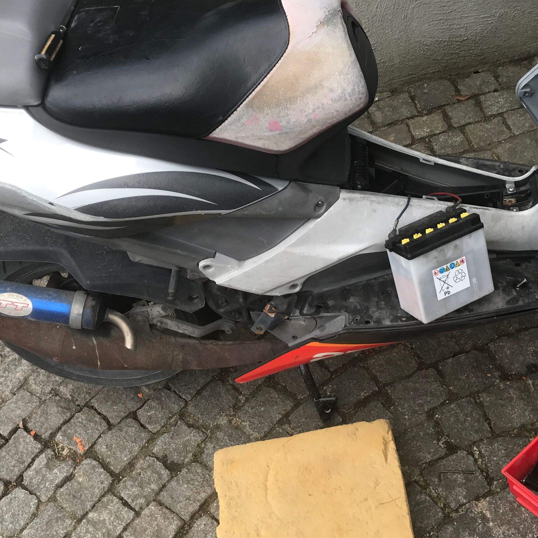 Roller Aprillia SR 50 wo befindet sich das anlassrelais? (Aprilia