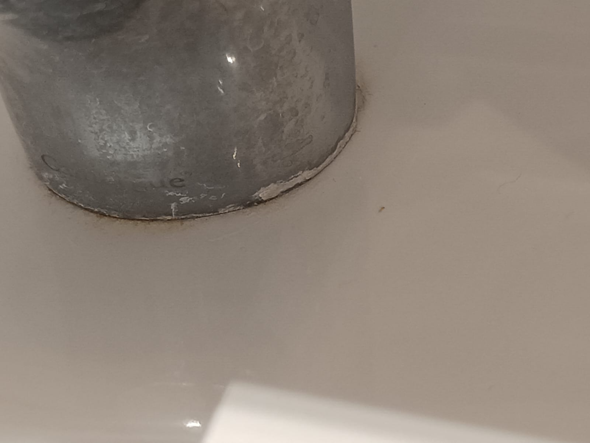 Rost bei Waschbeckenarmatur, liegt das daran, dass die Armatur nicht fest genug am Waschbecken montiert wurde oder weil ich kein Silikonabdichtung habe?
