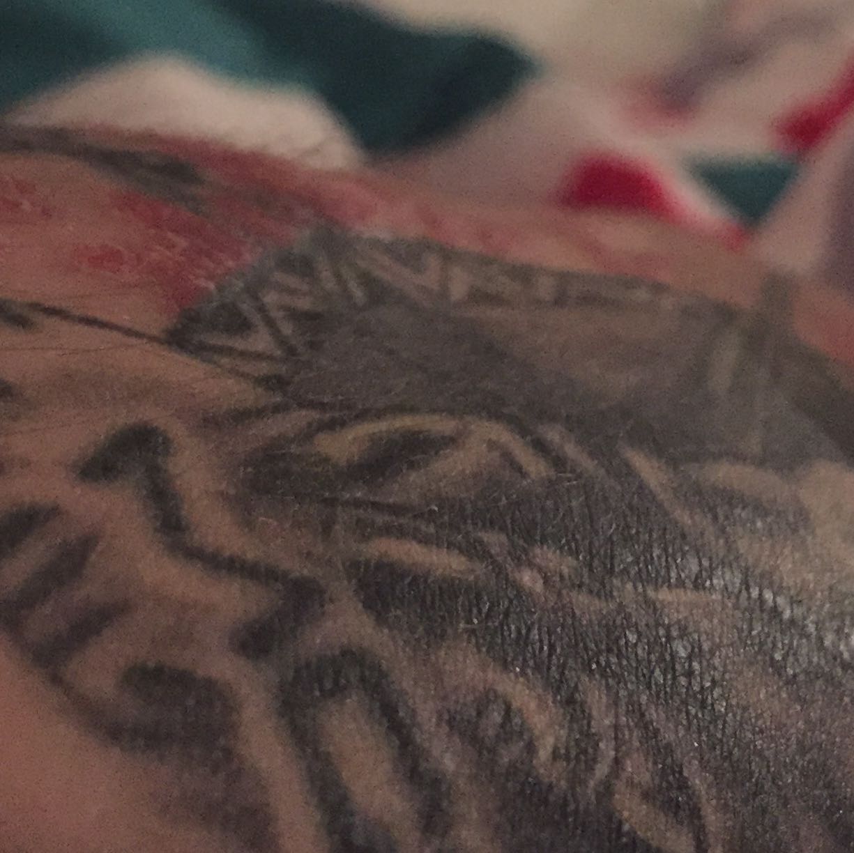 Rote Farbe des Tattoos steht heraus seit längere zeit?! (Haut, Pflege