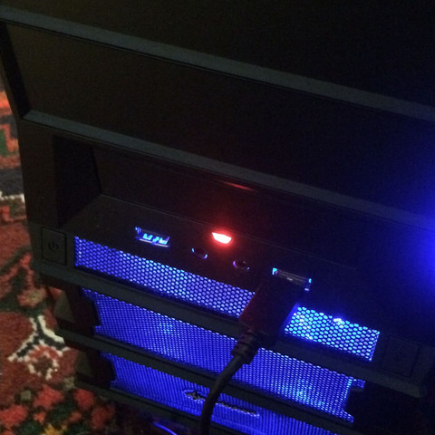 Das Rote Licht, links neben den USB-Kabel. - (Computer, PC, Hardware)