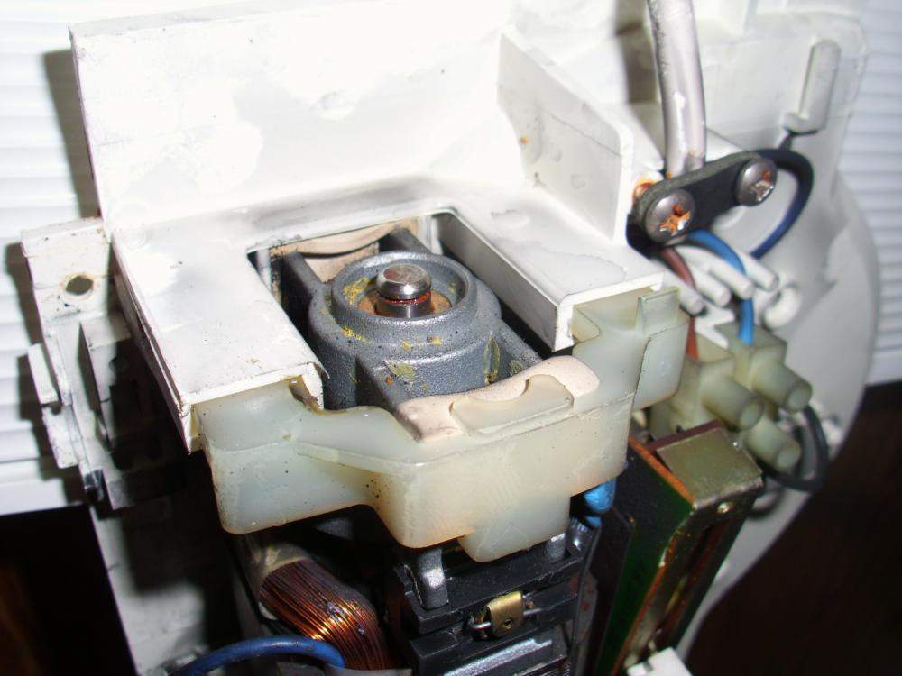 Sägeblatt/Motor der Brotschneidemaschine dreht sich plötzlich