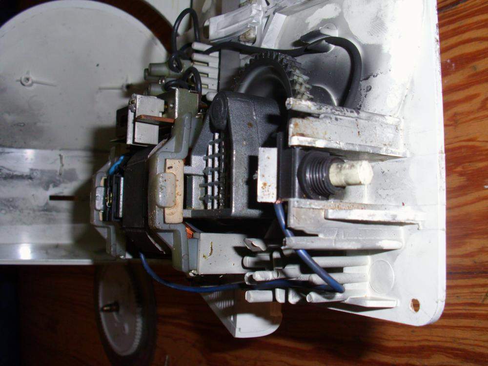 Sägeblatt/Motor der Brotschneidemaschine dreht sich plötzlich