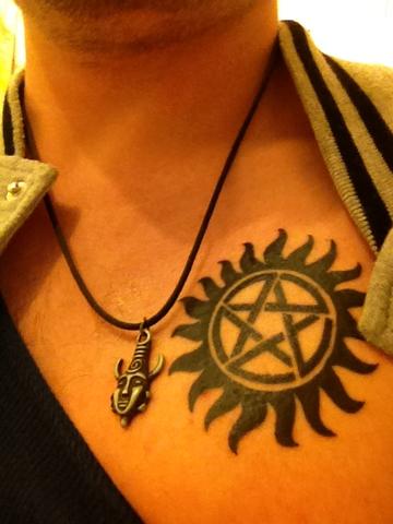 Sam und Dean Winchester's Tattoo. (Bedeutung, Supernatural, TV-Serie)