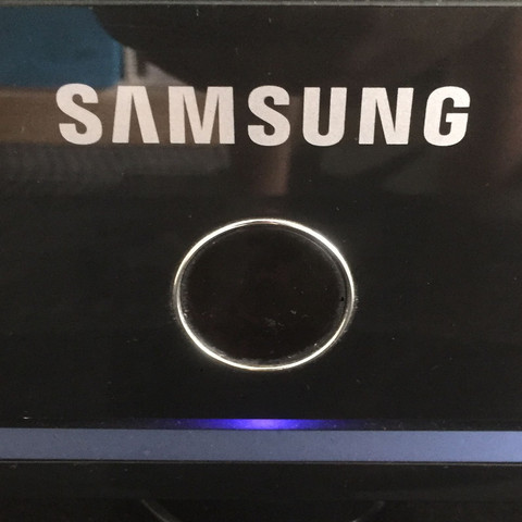 Knopf leuchtet und Geräusche sind zu hören sobald man das Netzteil ansteckt  - (Samsung, TV, Fernseher)