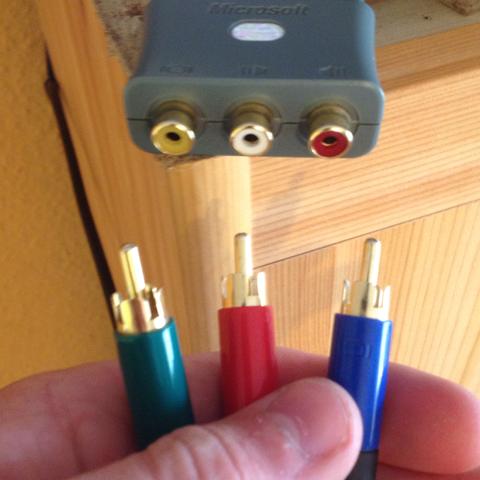 Hier: 
Scart - Adapter mit 2 audio (Rot,Weiß) und 1 video (Gelb) eingang. - (Xbox 360, Konsolen, scart-adapter)