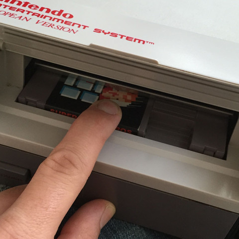 Spiel bleibt nicht unten wenn ich es los lasse... - (Technik, Konsolen, NES)
