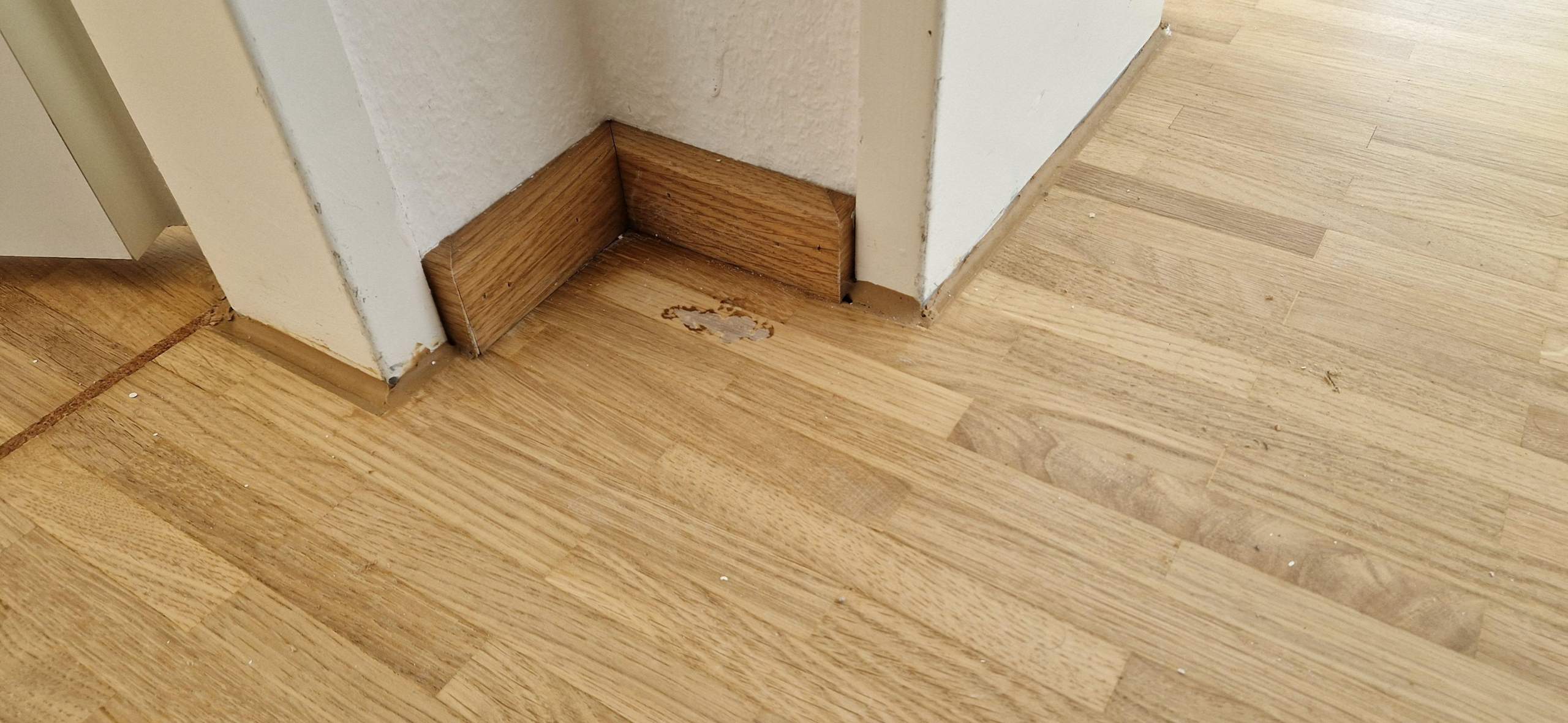 Schaden im Parkett durch weiße Wandfarbe? (Holz, Boden, Parkettboden)