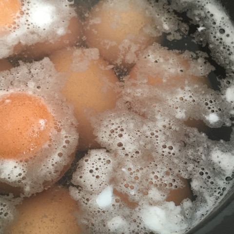 Schaum bei Eier kochen?