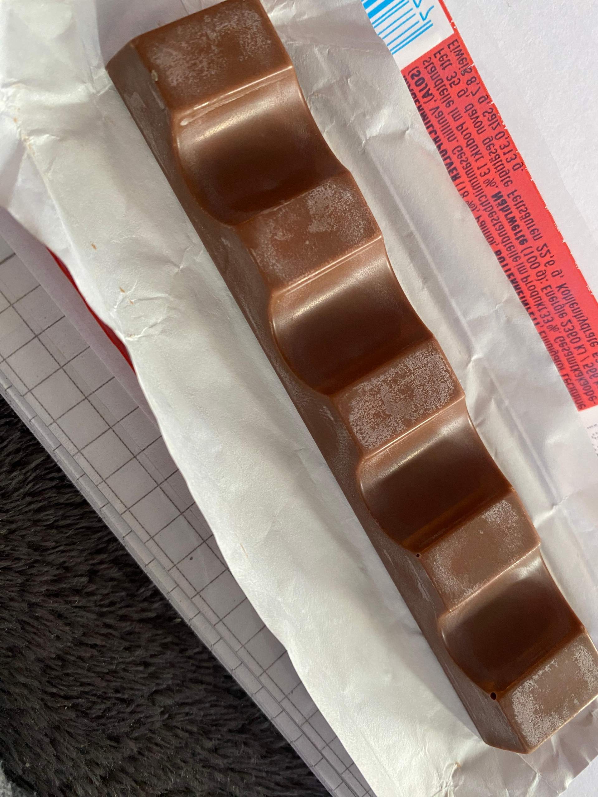 „Schimmel“ auf Kinderschokolade? (Süßigkeiten, Haltbarkeit, Schokolade)