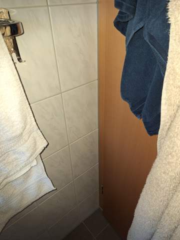 Schimmel hinter der badezimmertüre, wie entfernen?