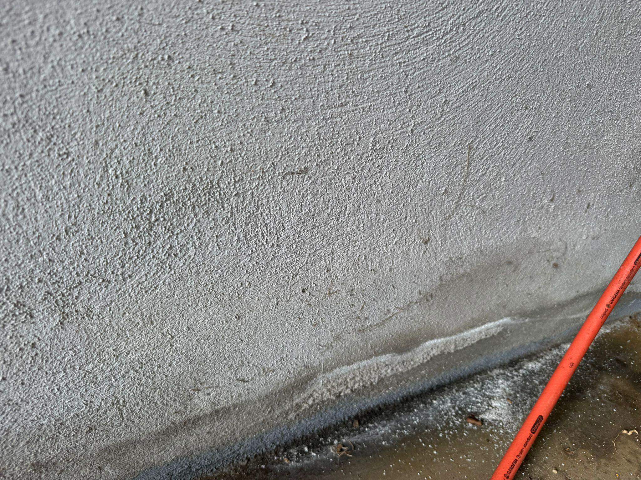schimmel-in-der-offenen-garage-wohnung-haus-wasserschaden