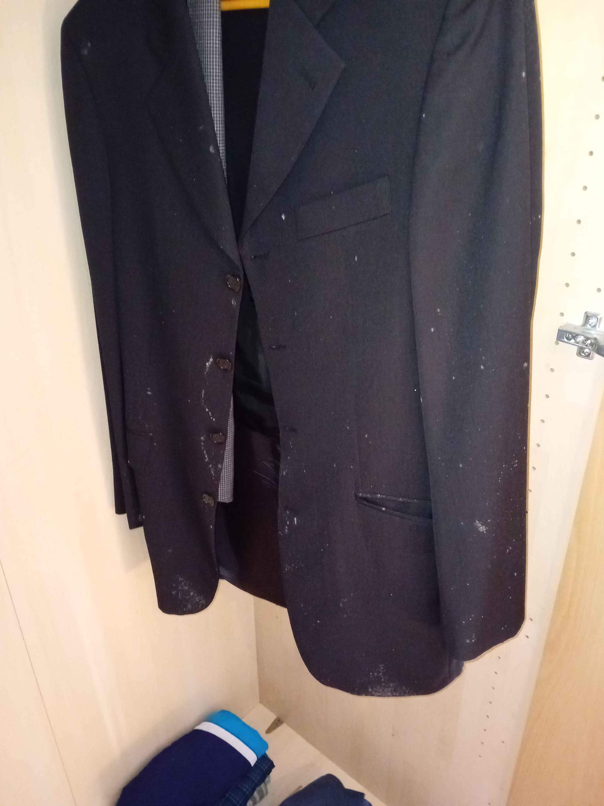 Weiße Flecken Auf Kleidung Im Schrank