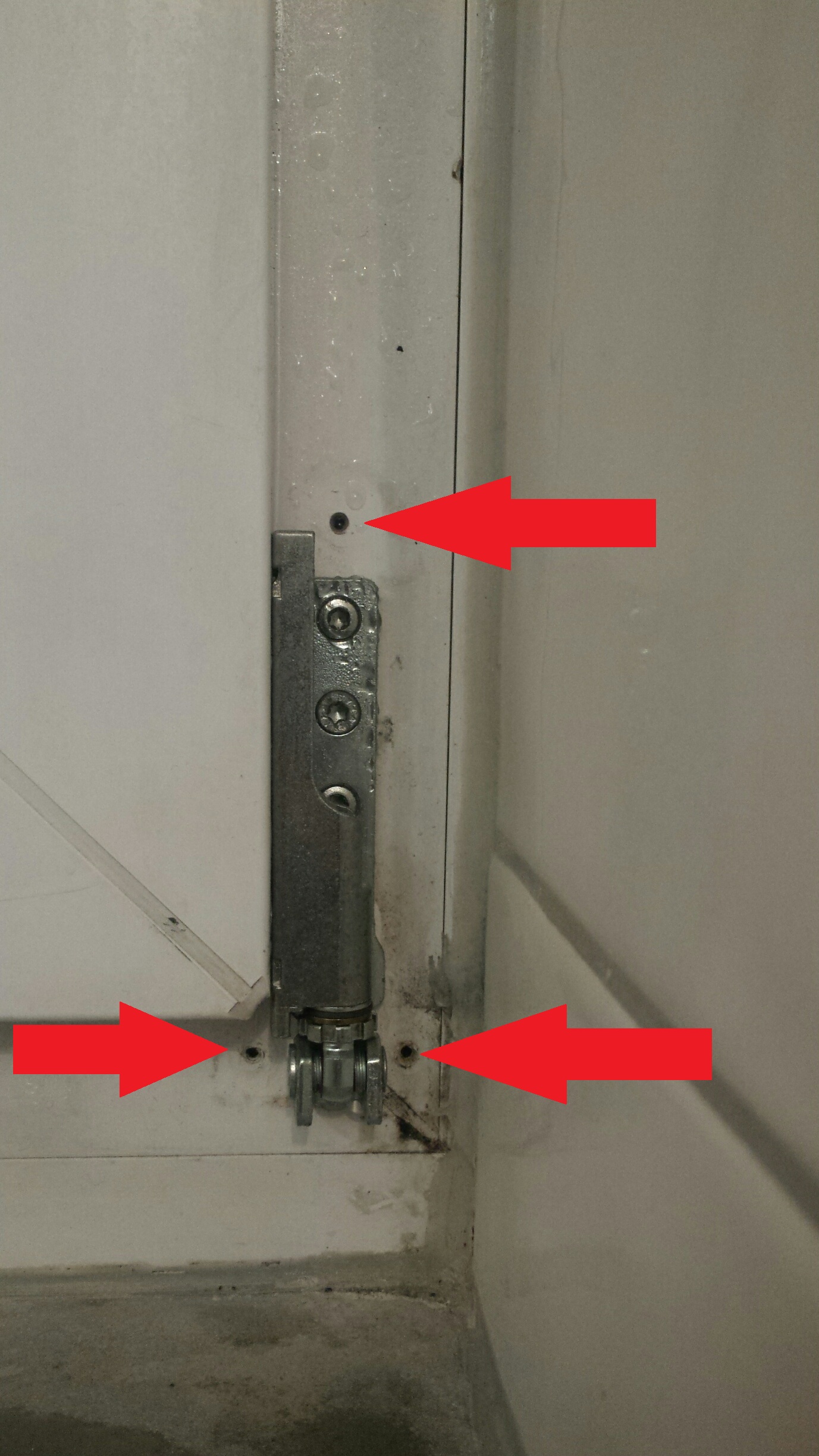 Schimmelbildung durch neues Scharnier? (Schimmel, Fenster)