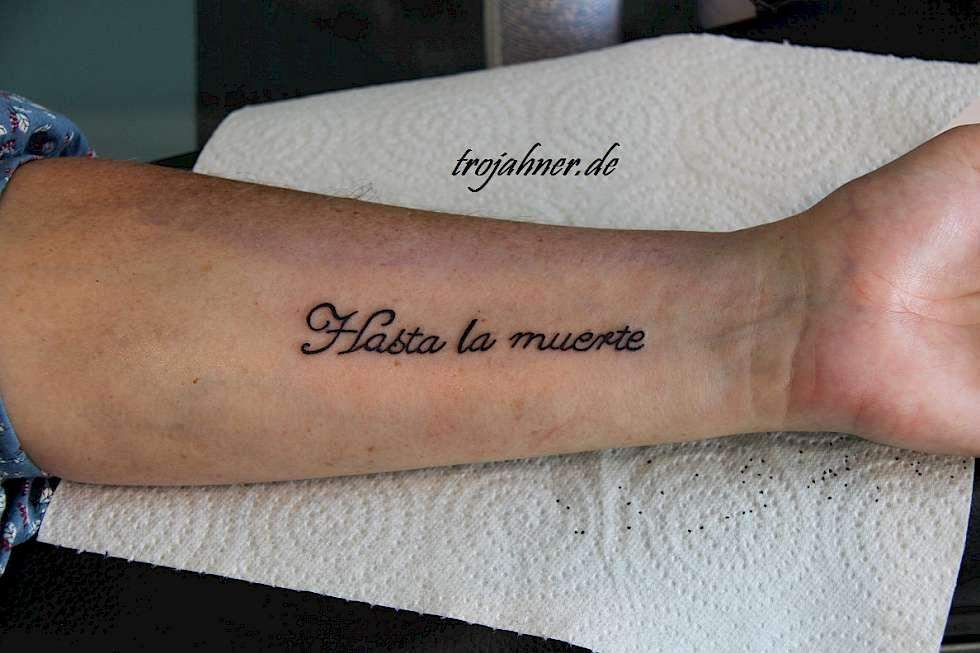 Mann unterarm schrift tattoo Oberarm Tattoo