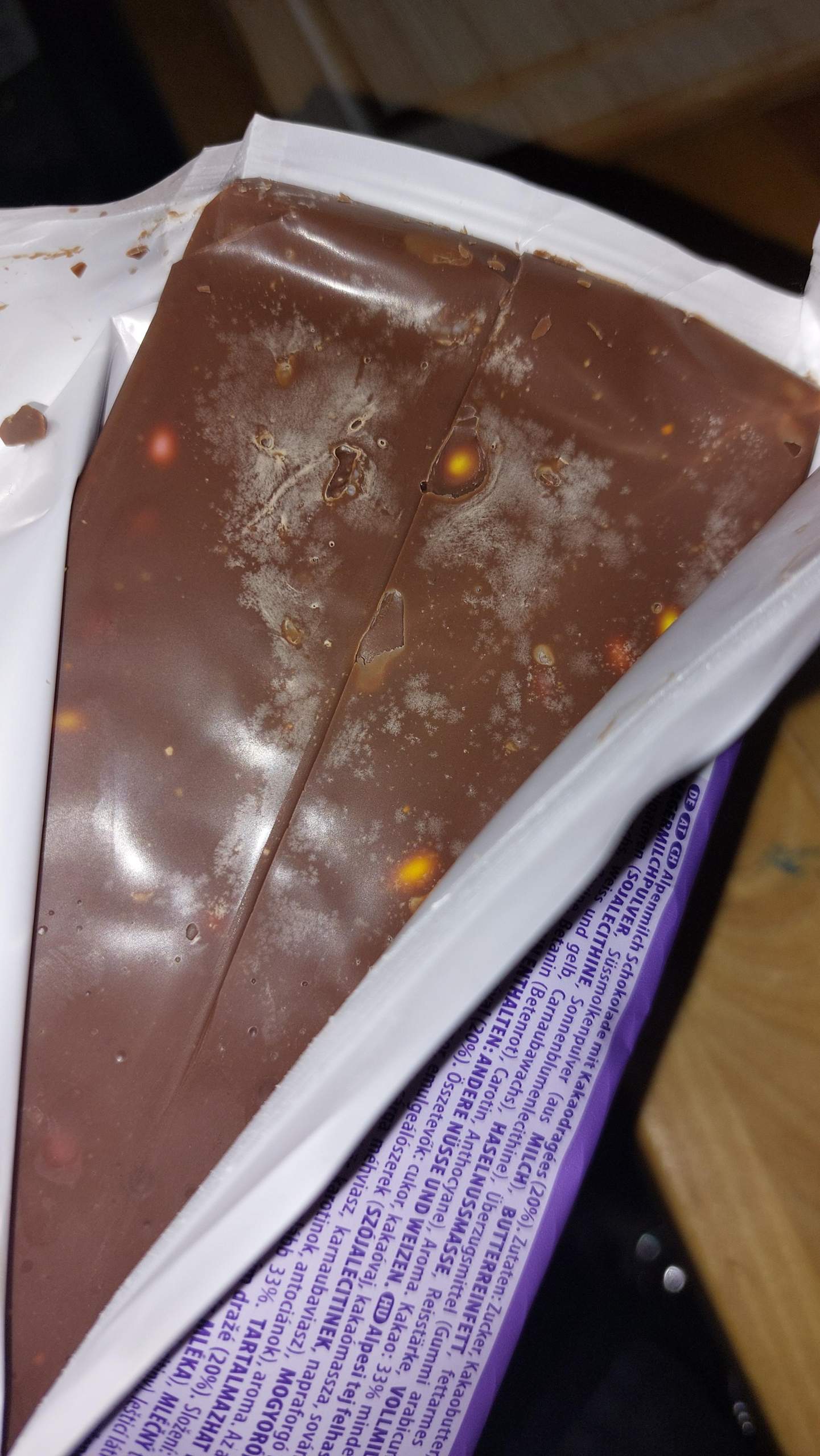 Schokolade weiße Flecken? (Lebensmittel, Süßigkeiten, Haltbarkeit) Schokolade weiße Flecken? (Lebensmittel, Süßigkeiten, Haltbarkeit)