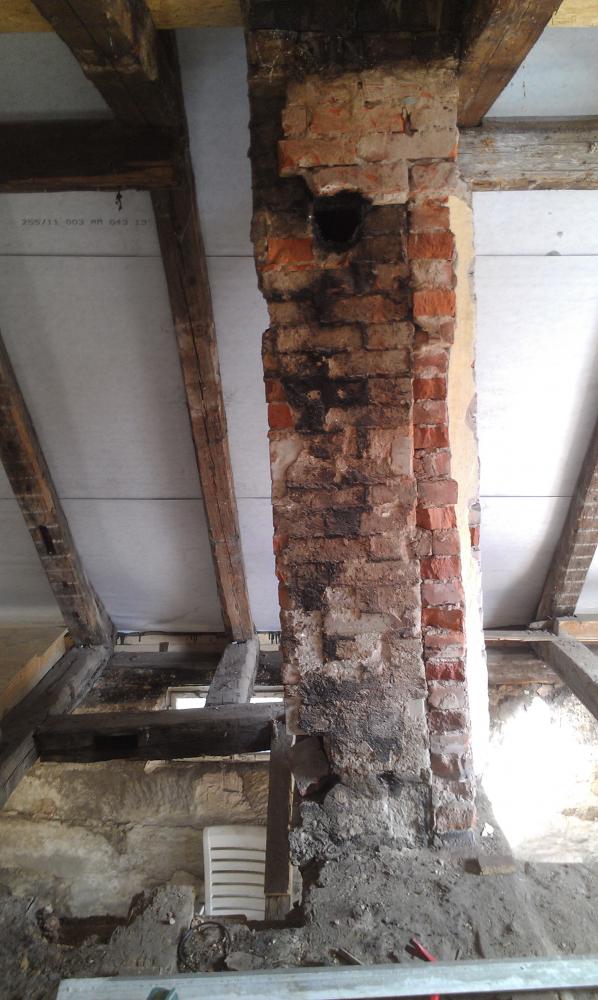 Schornstein schief und wackelig (Kamin, Mauer, Kachelofen)