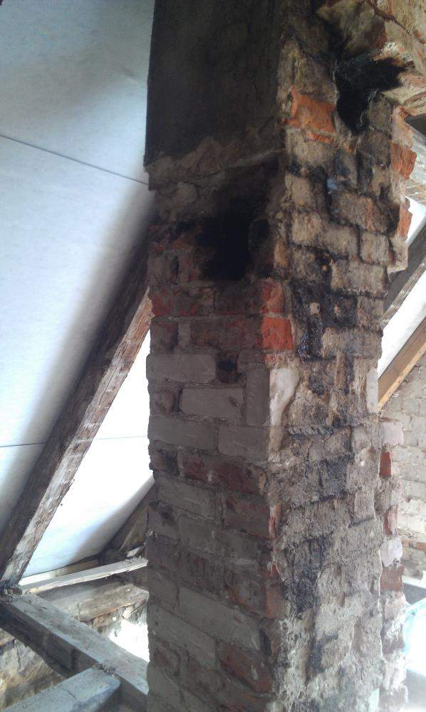 Schornstein schief und wackelig (Kamin, Mauer, Kachelofen)