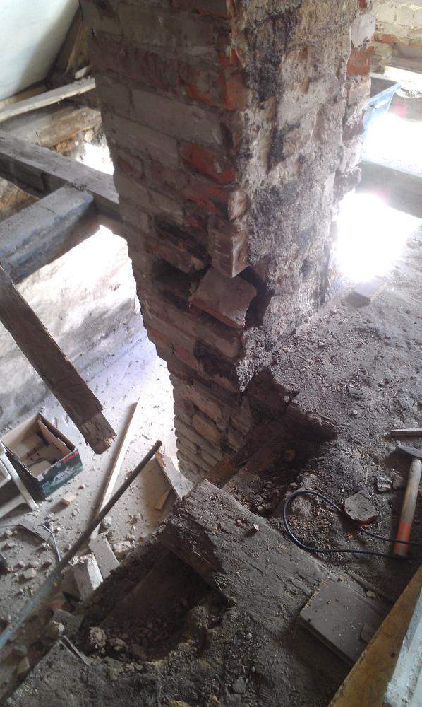 Schornstein schief und wackelig (Kamin, Mauer, Kachelofen)