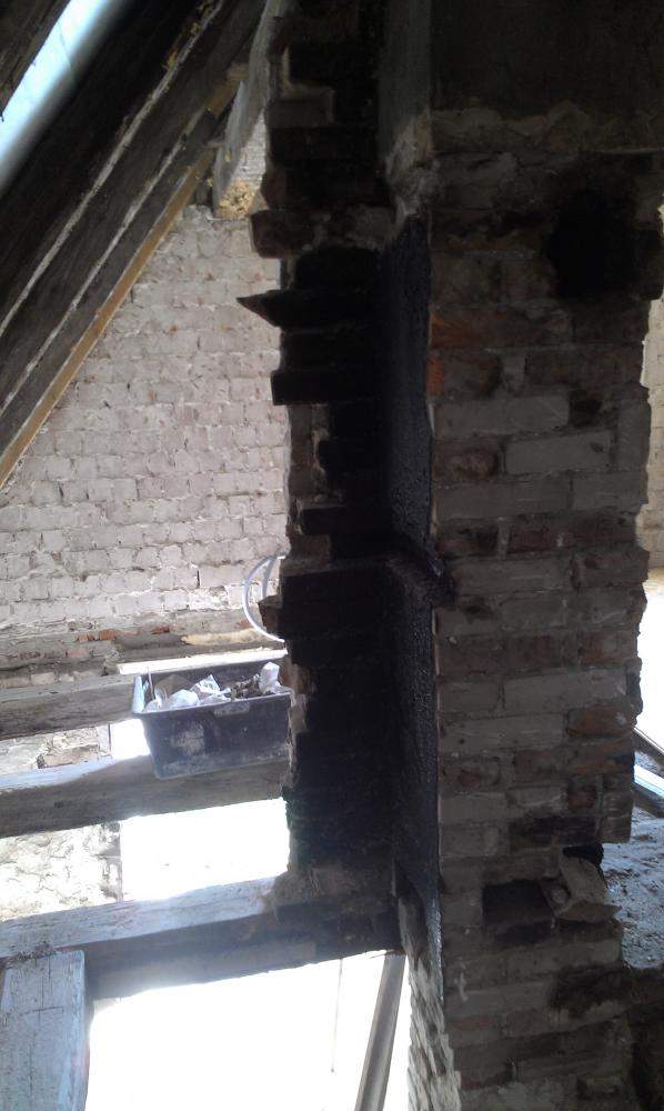 Schornstein schief und wackelig (Kamin, Mauer, Kachelofen)