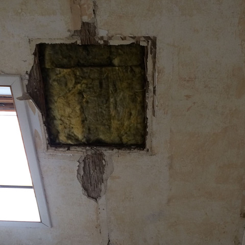 Schrage Sanieren Putz Brockelt Strohmatten Darunter Wie Vorgehen Haus Schlage