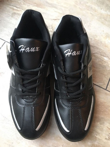- (Schuhe, Umfrage, Abstimmung)