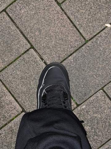 Schuhnaht hat sich von schwarz auf weiß gefärbt. Was tun?