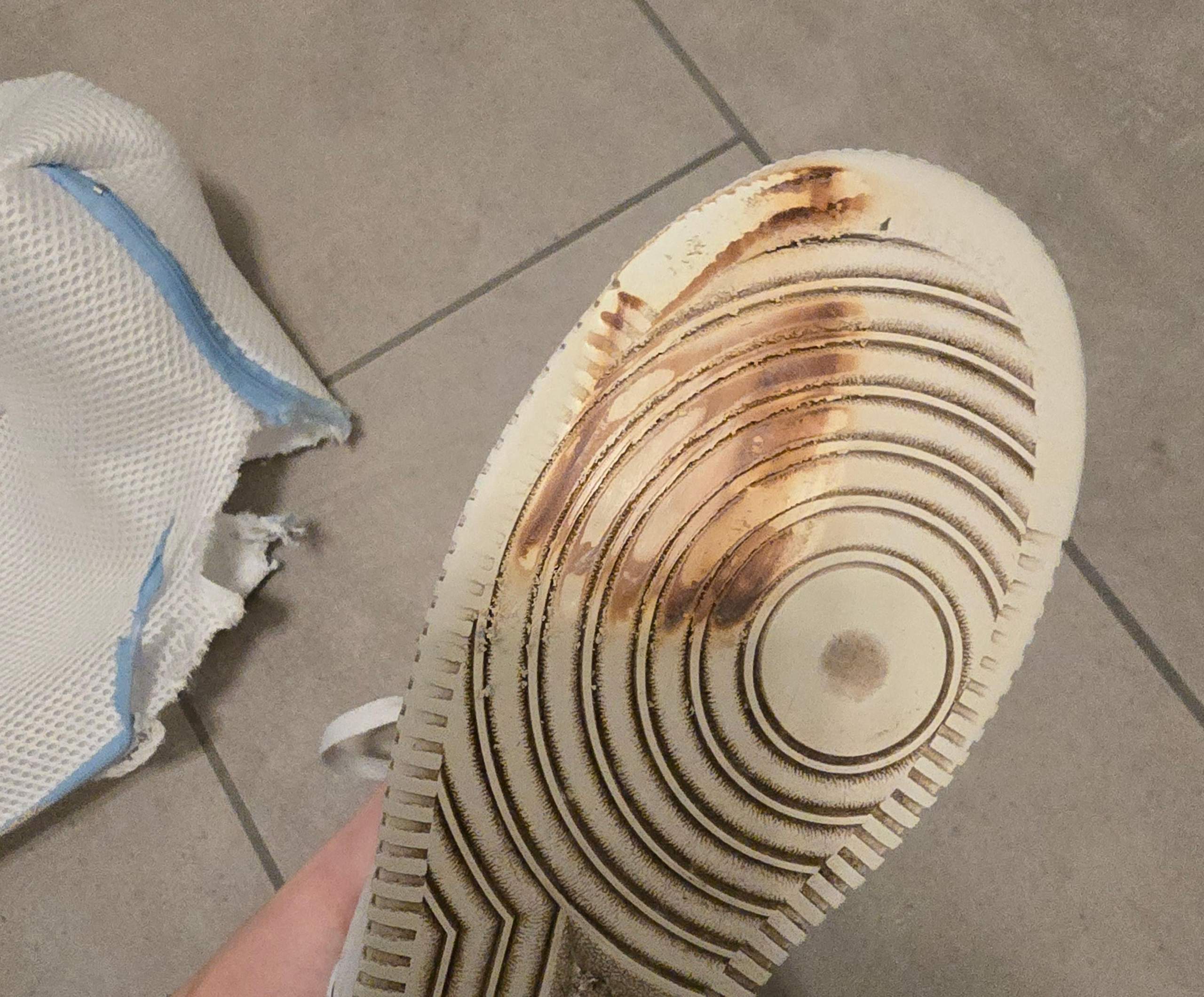Kann Man Fußballschuhe In Die Waschmaschine Tun Schuhsohle in der Waschmaschine verbrannt? (Geruch)