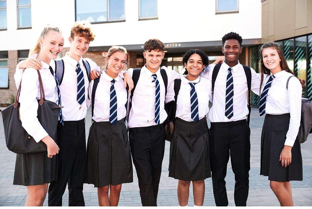 Schuluniformen- Ja oder Nein? (Schule, Umfrage, Gesellschaft)