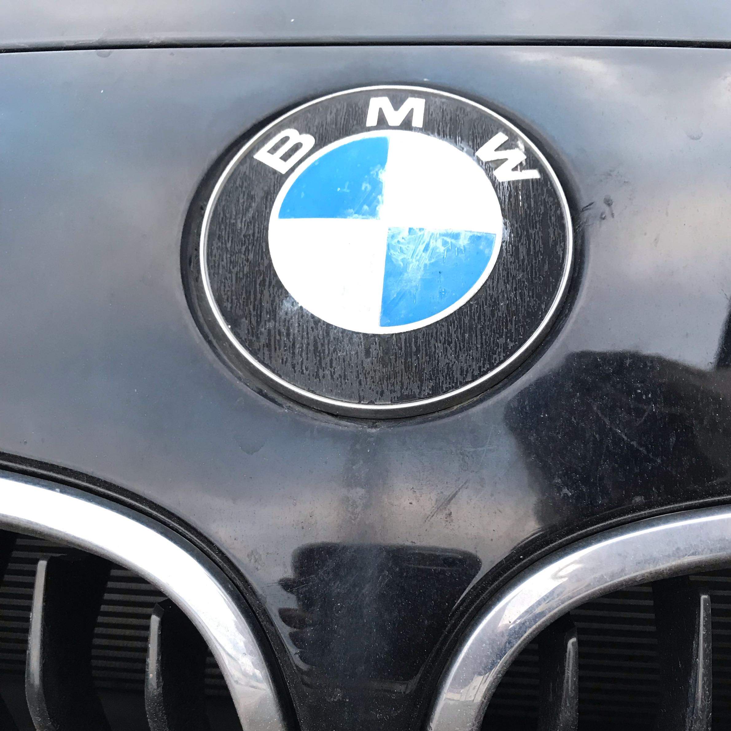 Schutzfolie beim 1er BMW Emblem auf Motorhaube eingebrannt was tun