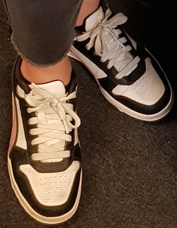 Schwarzweiße Sneaker ähnlich Puma Rebound Joy Low, aber welche Schuhmarke bzw. welches Model