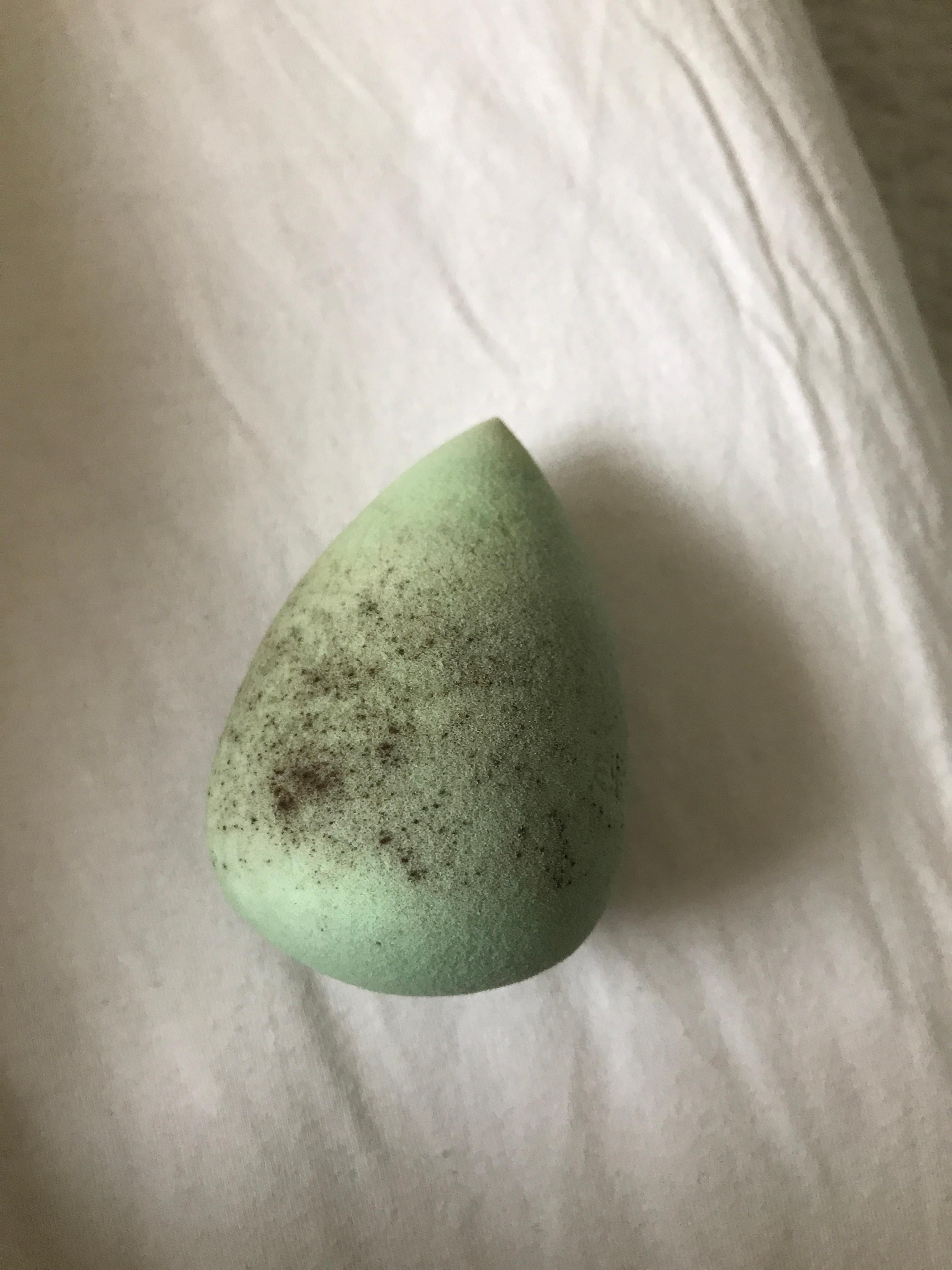 Schwarze punkte auf Beautyblender? (Gesundheit, Beauty, Haut)