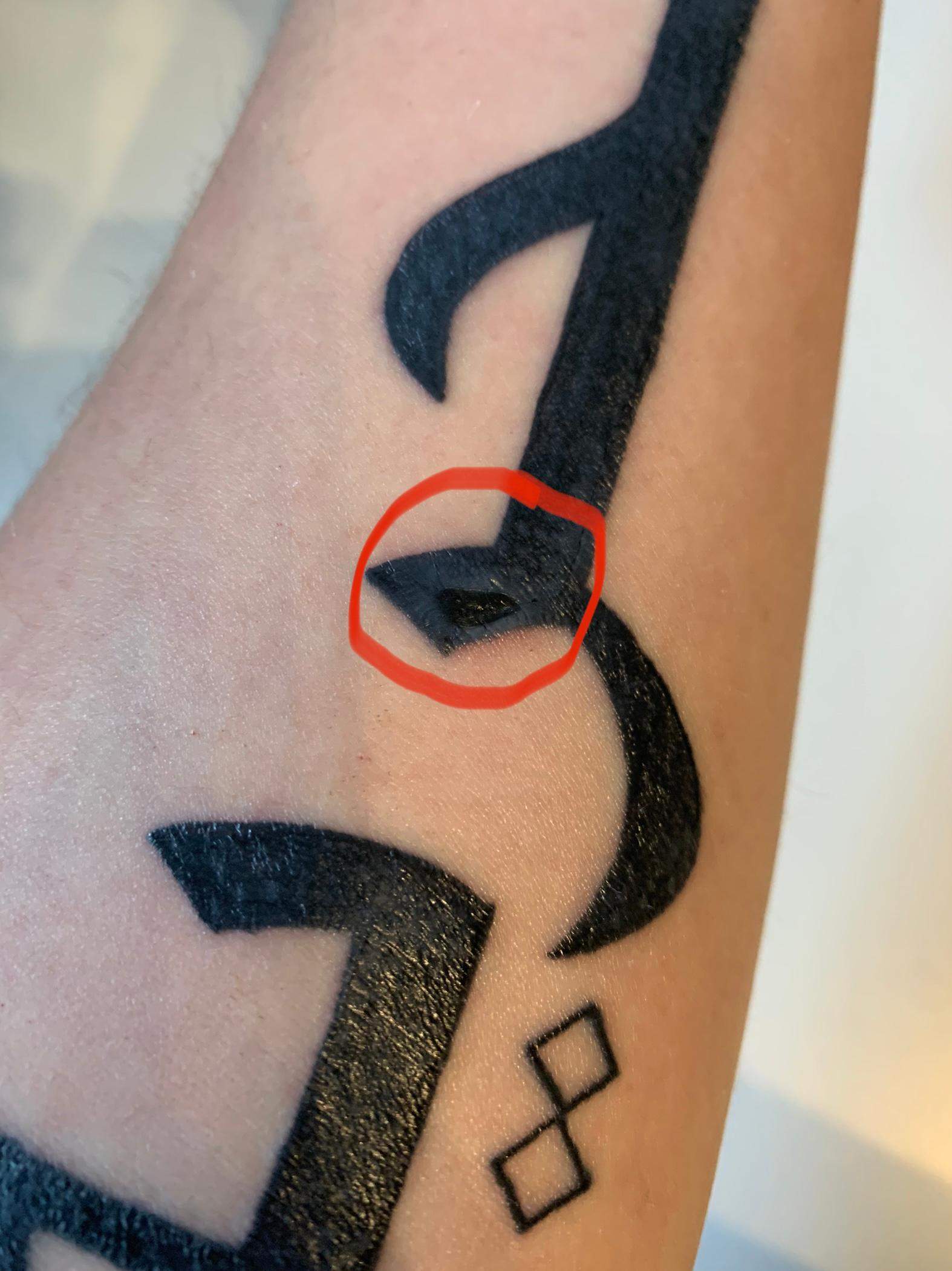 Woran Erkenne Ich Dass Mein Tattoo Abgeheilt Ist Schwarzer Fleck im Tattoo? (Flecken)