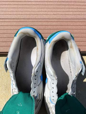 Schweißflecken aus Schuhen entfernen?