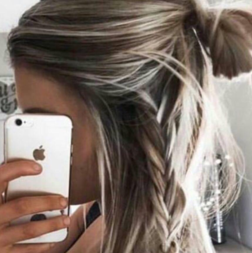 Sehe ich durch graue stränchen älter aus? (Haare, Style, grau)