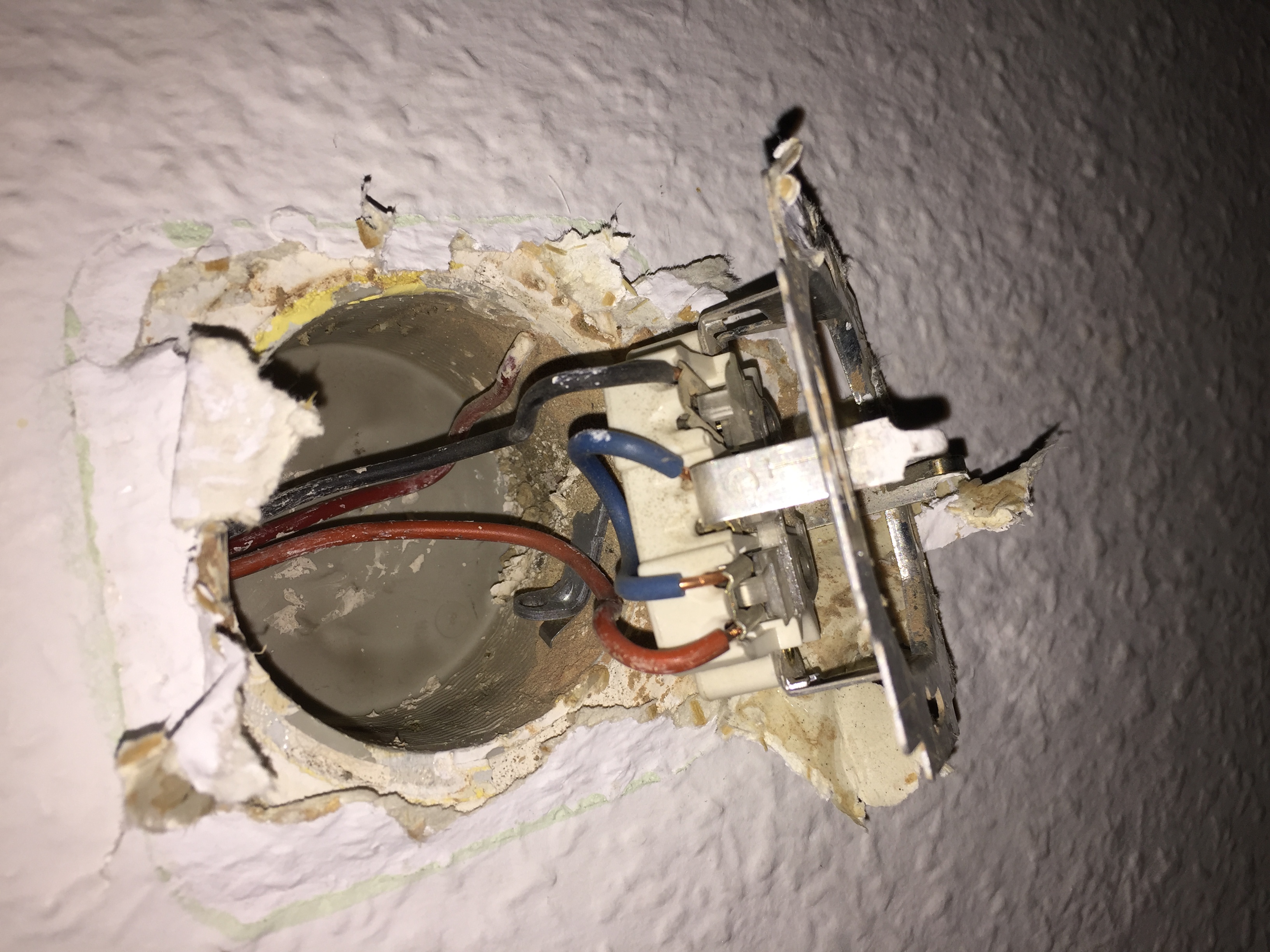 Sehr alte farbcodierung beim wechseln der Steckdose entdeckt. was ist