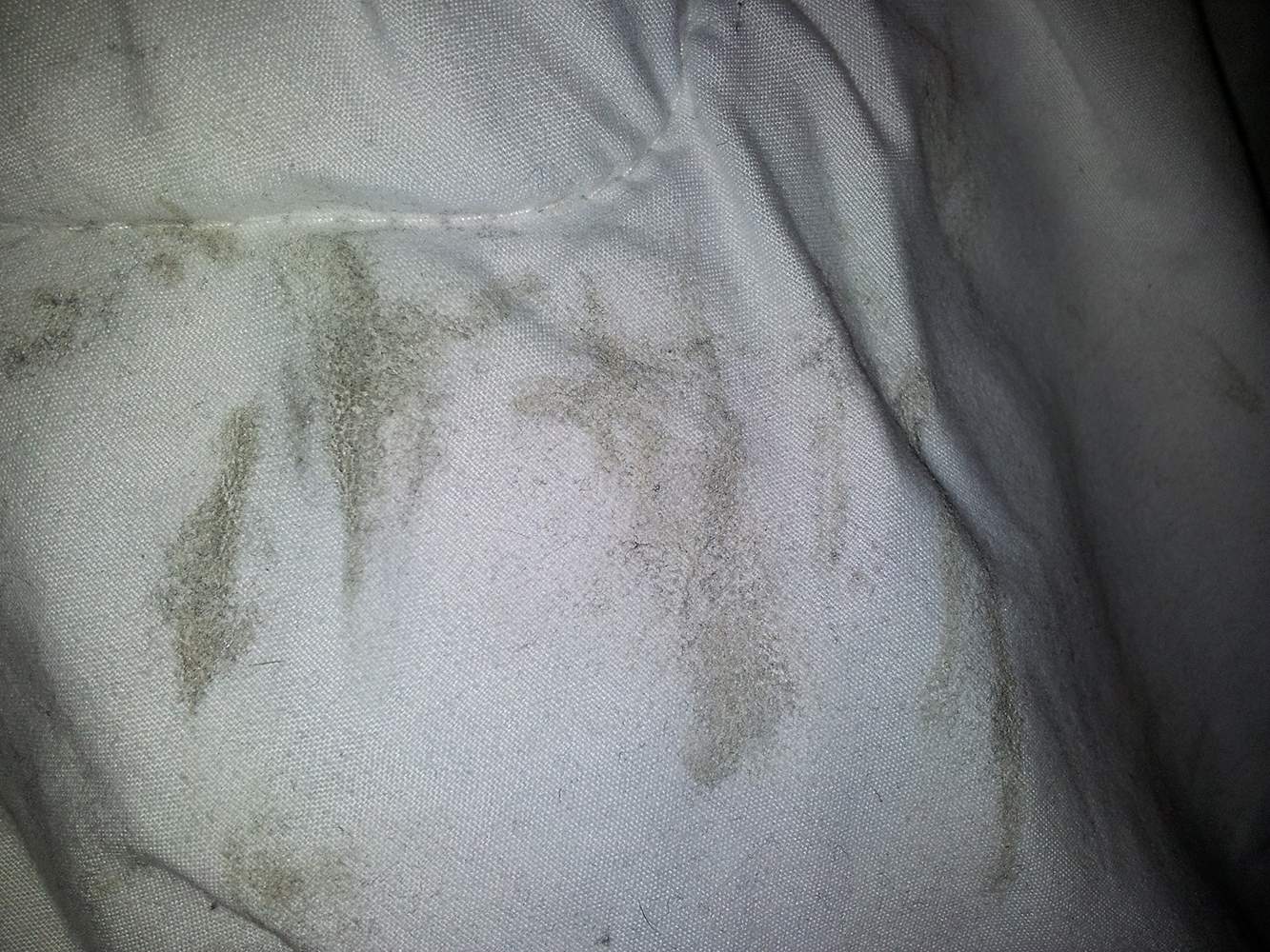 Seltsame dunkle Flecken auf der Bettdecke nach dem Waschen! Was ist das