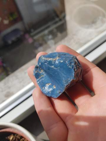 Seltsamer Stein? Blau mit glatter Oberfläche weiß jemand was das ist?