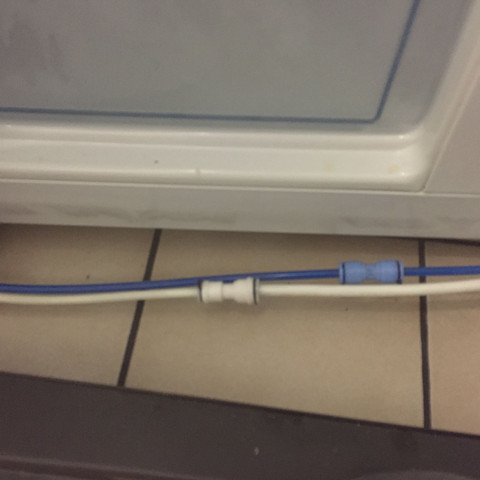 Diese beiden Leitungen waren unter der Tür beide sehen dicht aus. - (Kühlschrank, Haushaltsgeräte, Side-by-Side)