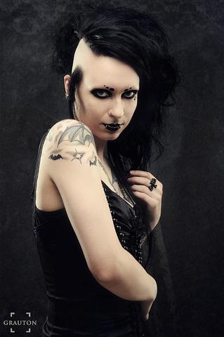 schwarzer strich im gesicht gothic