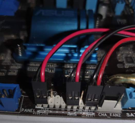 Sind die Kabel an den Anschlüssen vom Mainboard richtig angeschlossen?