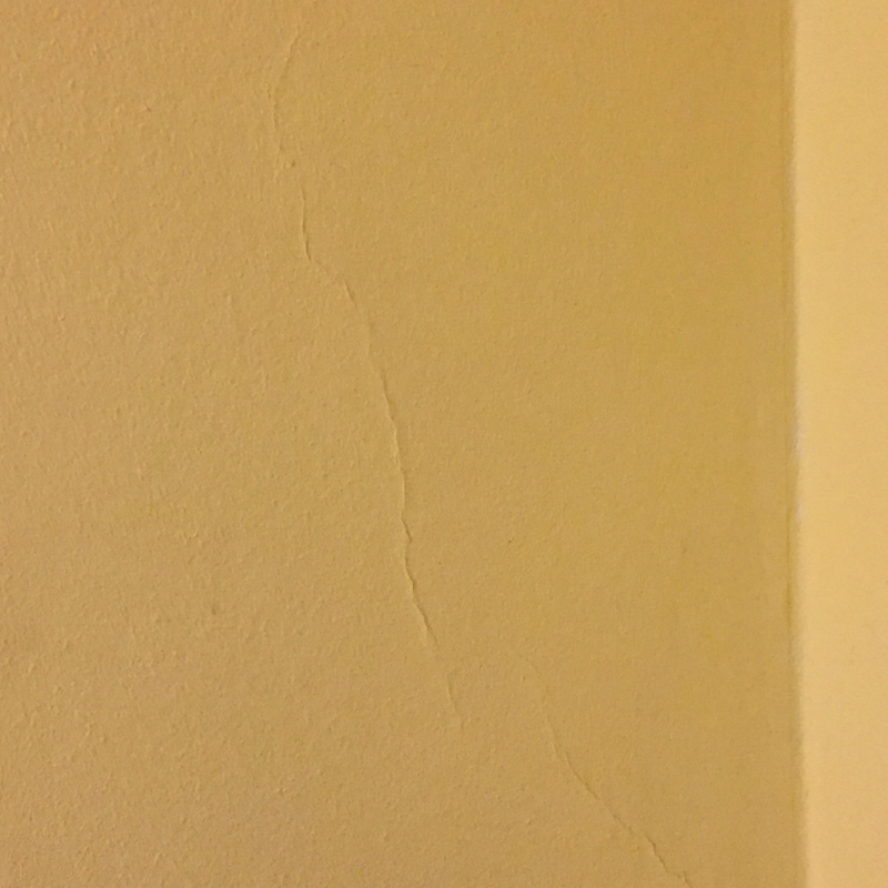 Sind die Risse in der Wand und an der Decke gefährlich? (Haus, Haushalt