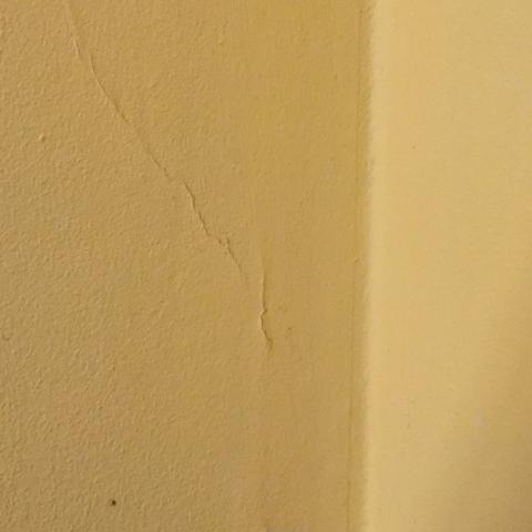 Sind die Risse in der Wand und an der Decke gefährlich? (Haus, Haushalt