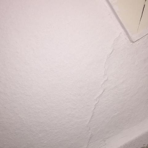 Sind die Risse in der Wand und an der Decke gefährlich? (Haus, Haushalt