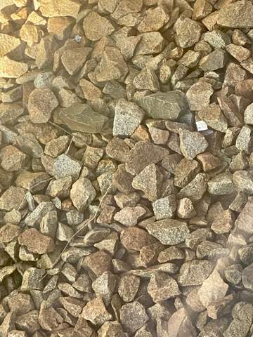 Sind die Steine am Bahngleis mit einem speziellen Stoff behandelt?
