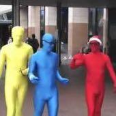 Leute laufen in morphsuits durch die straßen - (Trend, morphsuit, angesagt)