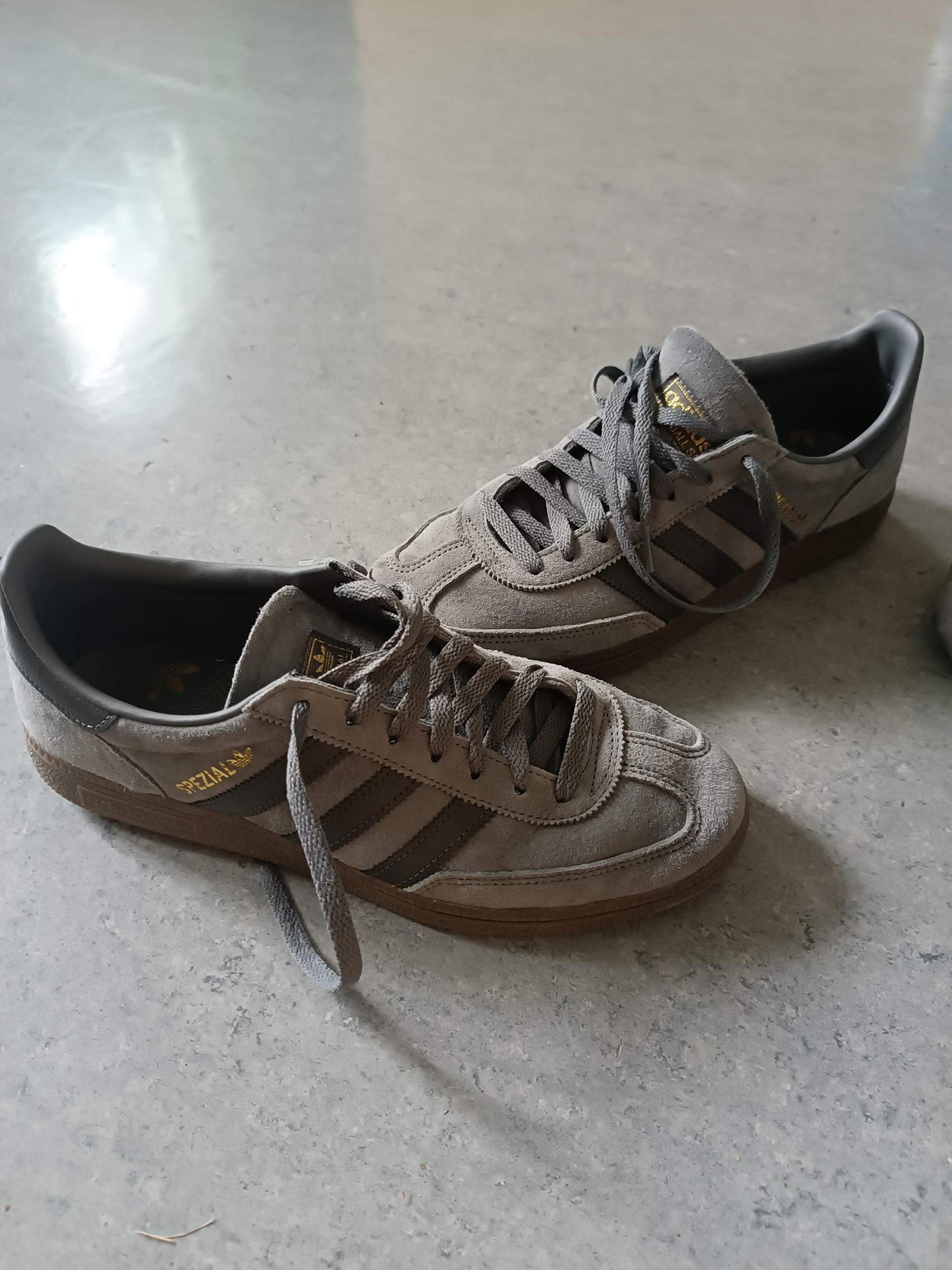 graue sneaker herren kombinieren